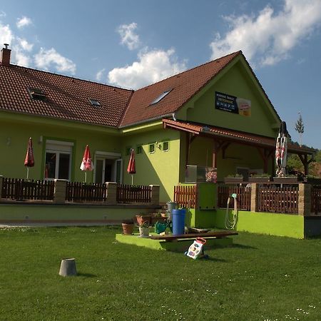 Hostinec Vo Visnovom Stará Turá Buitenkant foto